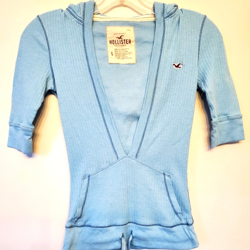 Hollister Womens Size Small Shirt w/hood(fits like a xs) Light Blue